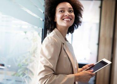 mujer sonrisa tablet blanca
