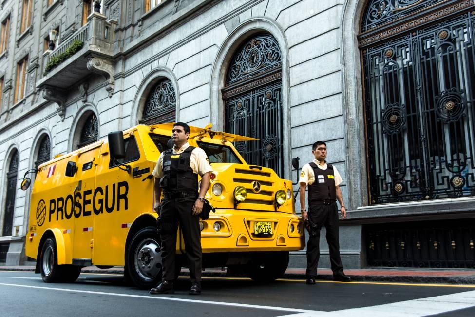 Pareja de vigilantes de seguridad custodiando furgón Prosegur