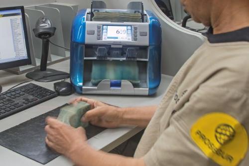 Hombre contando billetes Hombre contando billetes