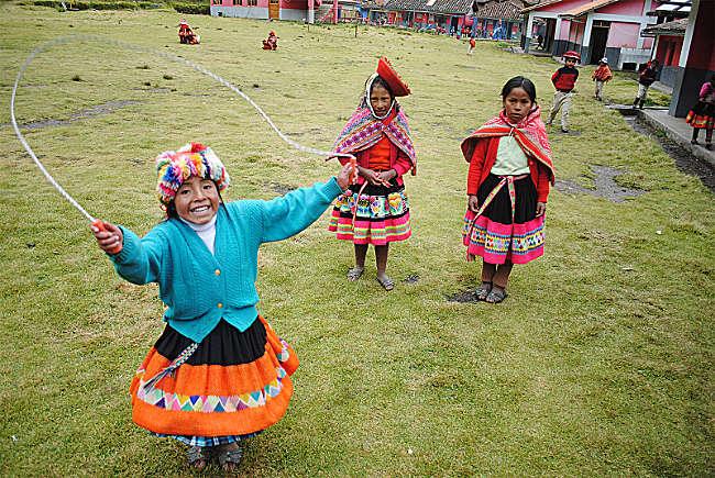 Niñas haciendo actividades de la Fundación Prosegur Niñas haciendo actividades de la Fundación Prosegur