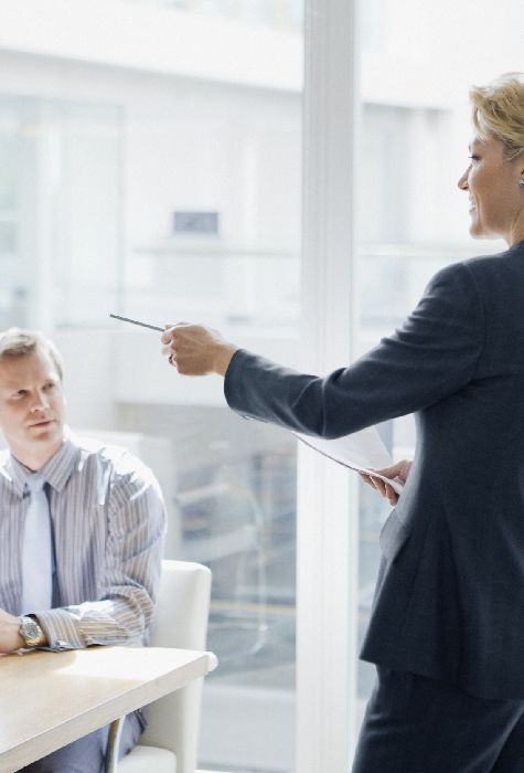 hombre mujer oficina servicios instituciones gubernamentales cash hombre mujer oficina servicios instituciones gubernamentales cash